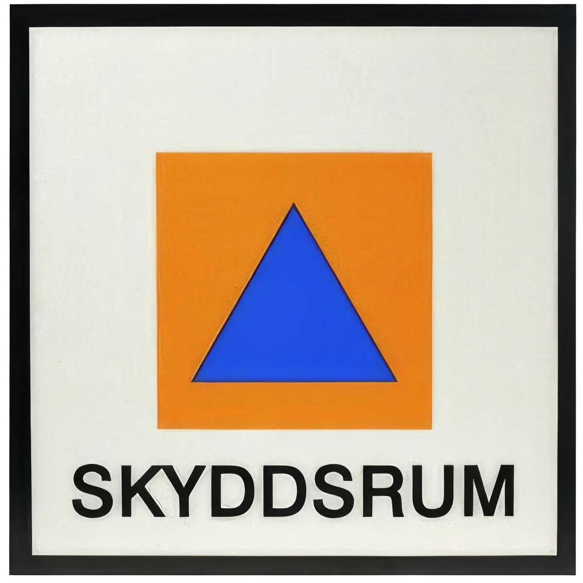 En skylt med en blå triangel centrerad på en orange fyrkant, ovanför ordet "SKYDDSRUM" med svarta versaler mot vit bakgrund. Skylten har en svart kant.