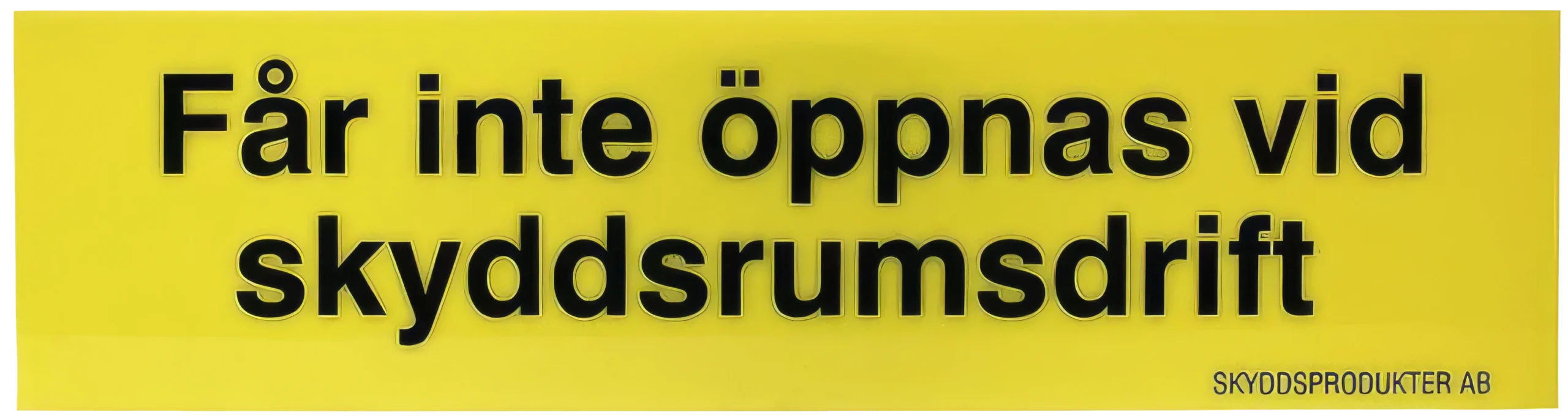 En gul skylt med svart svensk text med texten "Får inte öppnas vid skyddsrumsdrift" och mindre text "SKYDDSPRODUKTER AB" i det nedre högra hörnet.